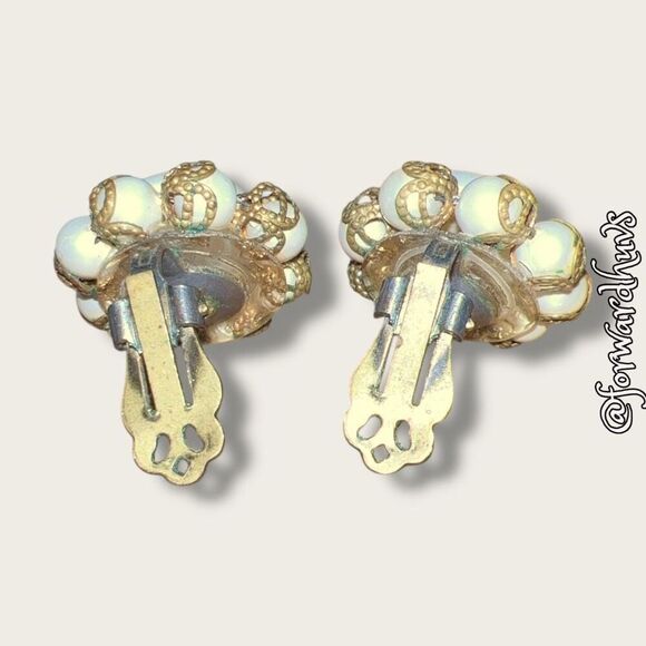 Vintage Unmarked Clip-On Earrings - Picture 5 of 9